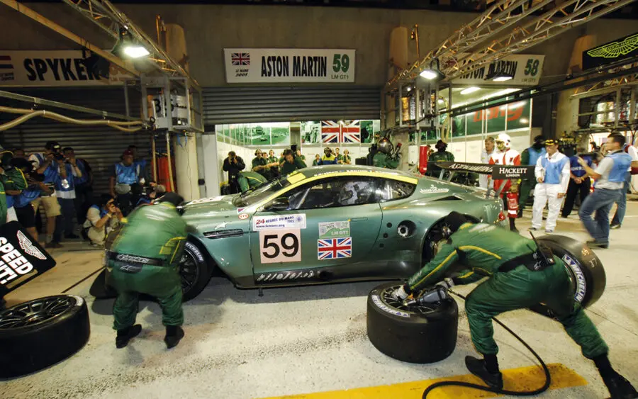 1:18 AUTOart 2005 Aston Martin DBR9 #58 Le Mans Showcase