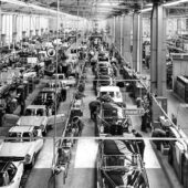 SL production at the Mercedes-Benz plant in Sindelfingen (left). The Mercedes 600 (W100) is on the right-hand assembly line