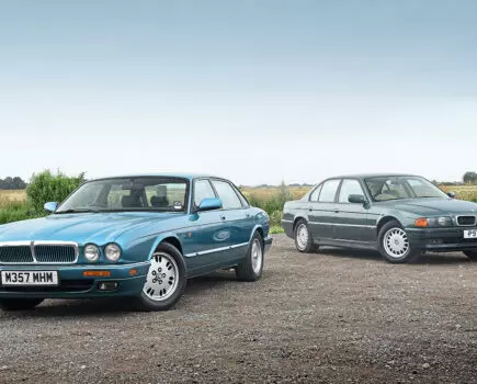 Jaguar XJ6 3.2 (X300) vs BMW 728i (E38)