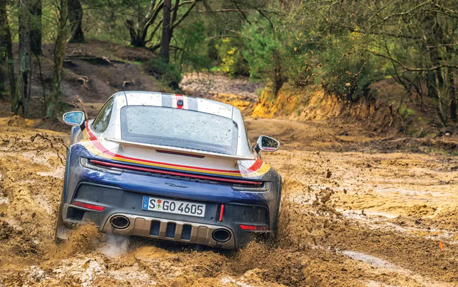 Porsche 911 Dakar combina desempenho e capacidade off-road