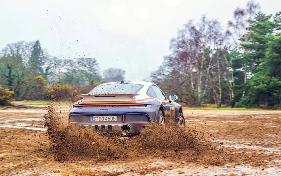 Porsche 911 Dakar combina desempenho e capacidade off-road